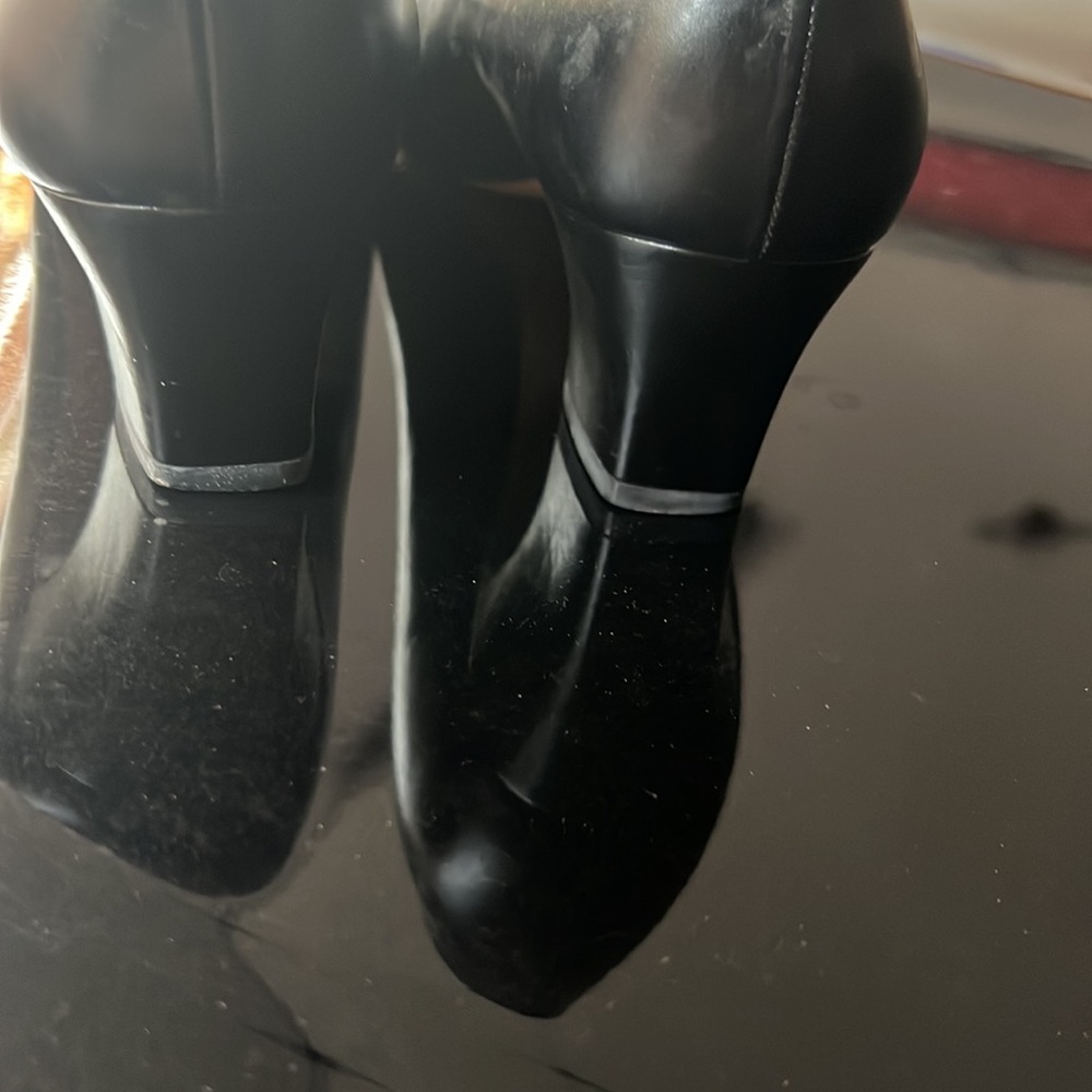 Salvatore Ferragamo size 9 black mid heel good condition - Picture 2 of 5